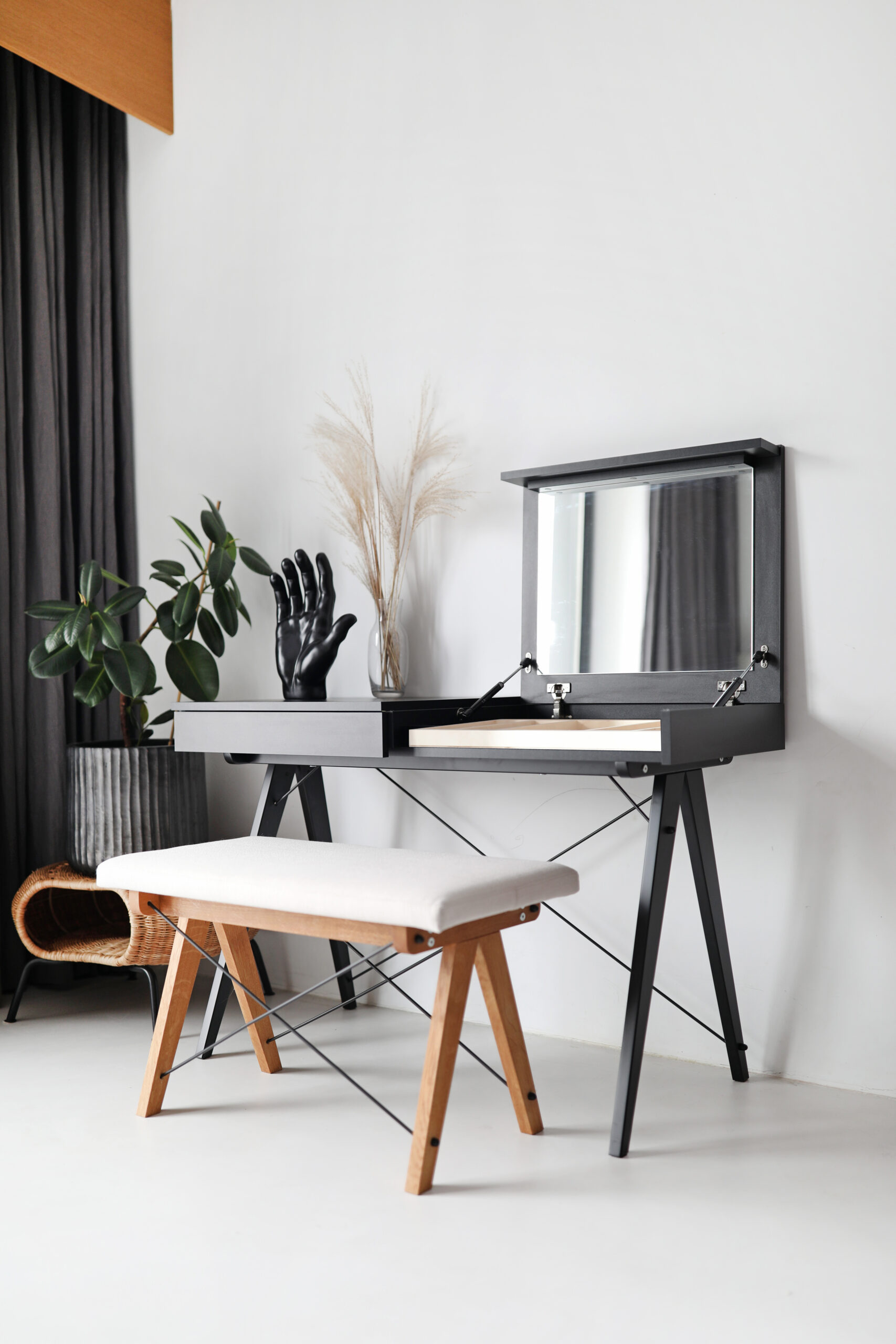 Toaletka z ukrytym lustrem oraz szufladką BASIC