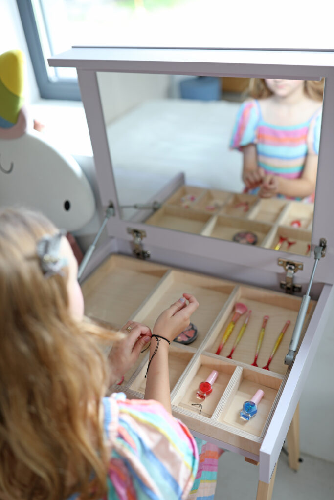 Drewniana toaletka BASIC