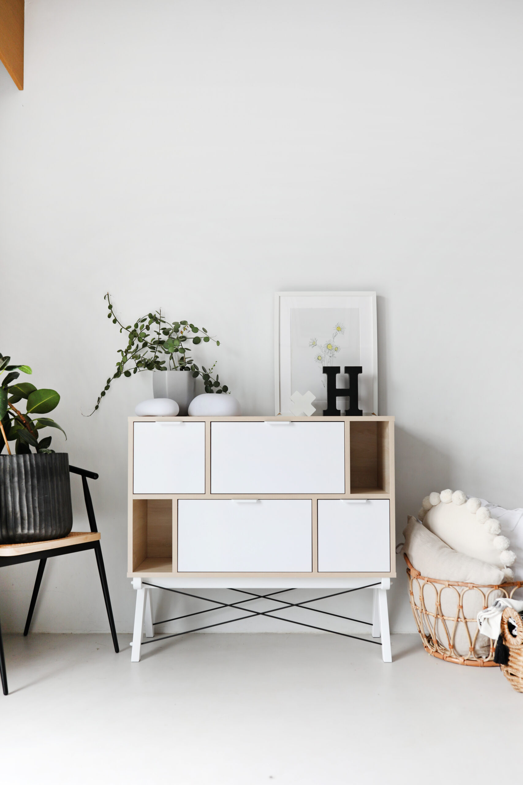 Komoda ASYMETRIC MIDI