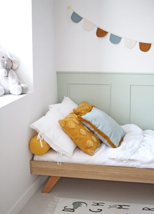 Minimalistyczne łóżko na nóżkach SOFA LEGS BASIC