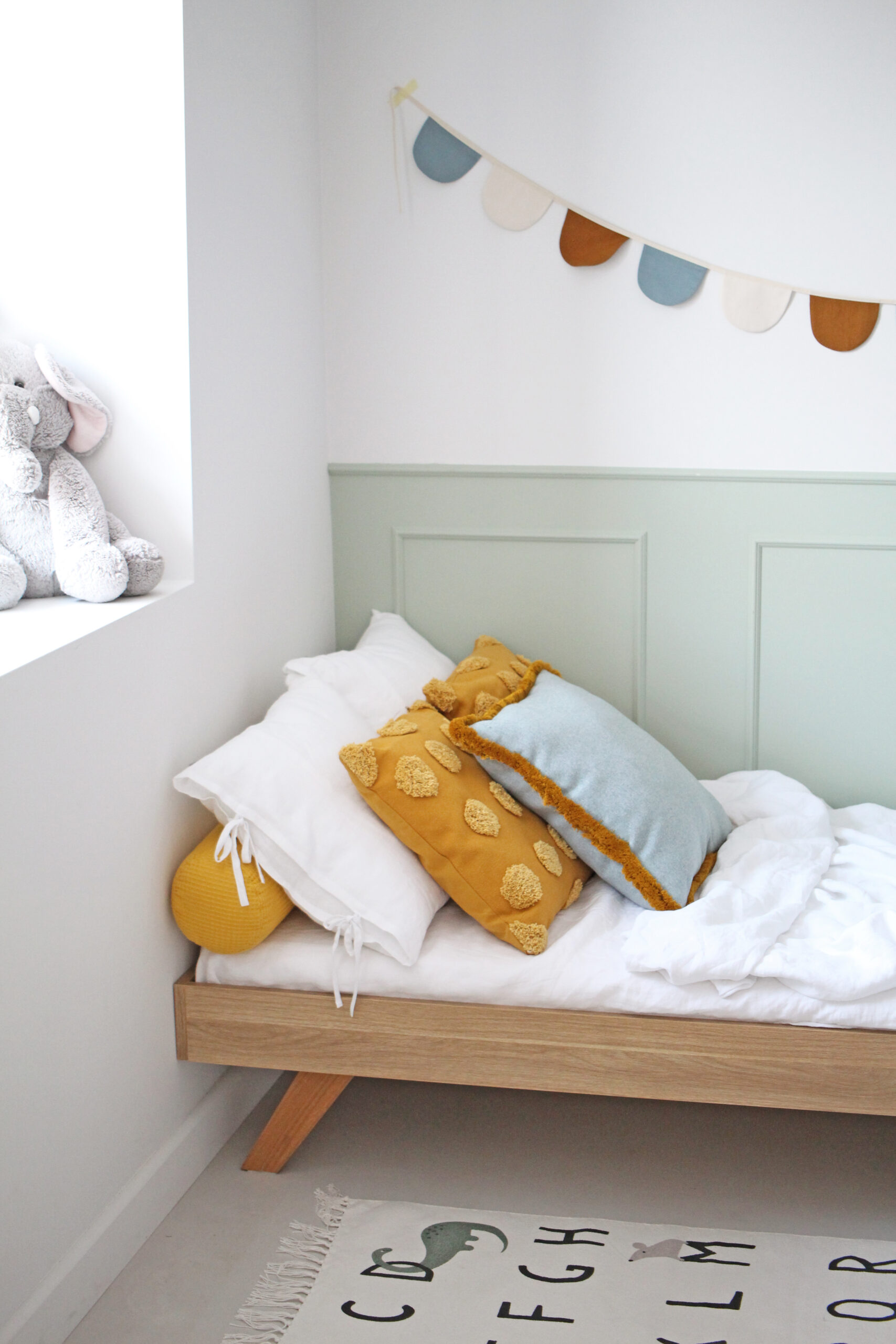 Minimalistyczne łóżko na nóżkach SOFA LEGS BASIC