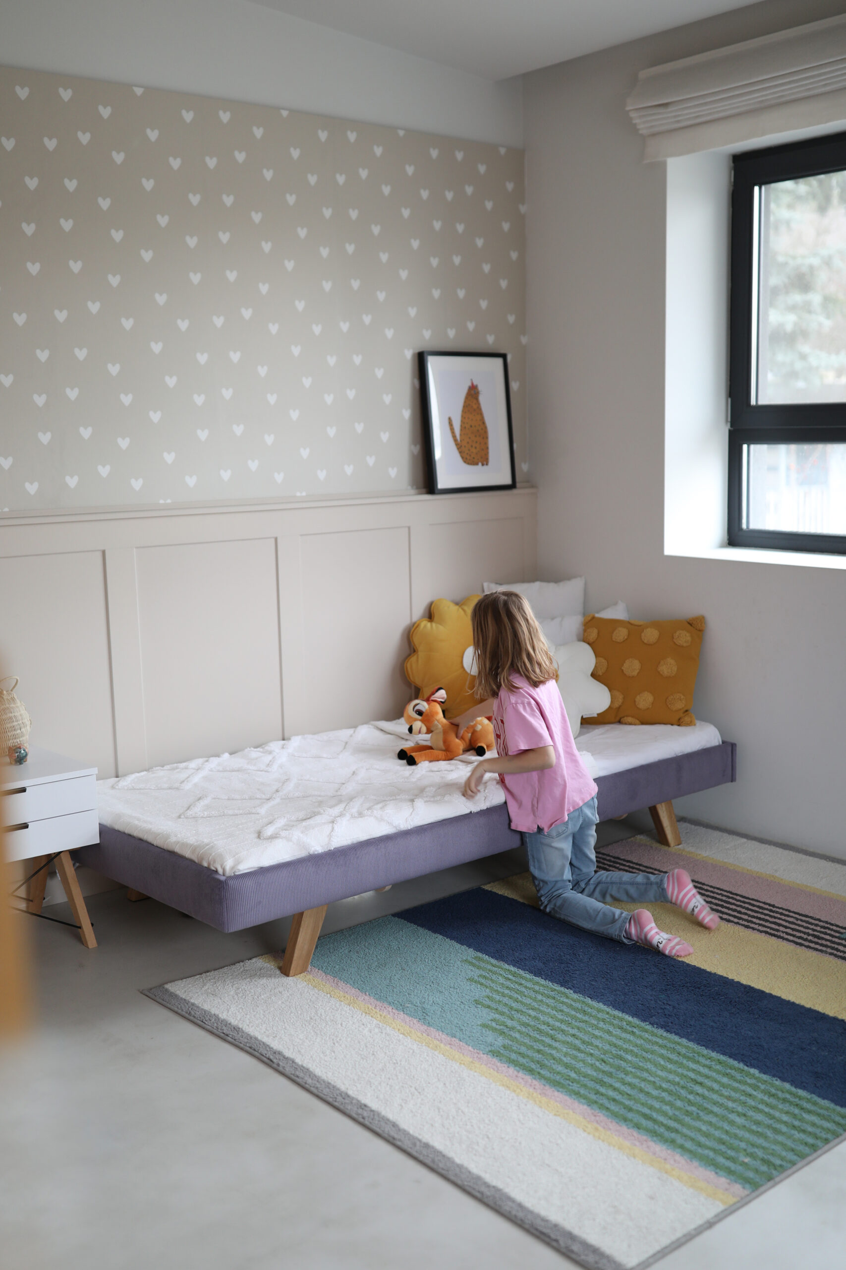 Minimalistyczne tapicerowane łóżko na nóżkach SOFA LEGS TEXTI