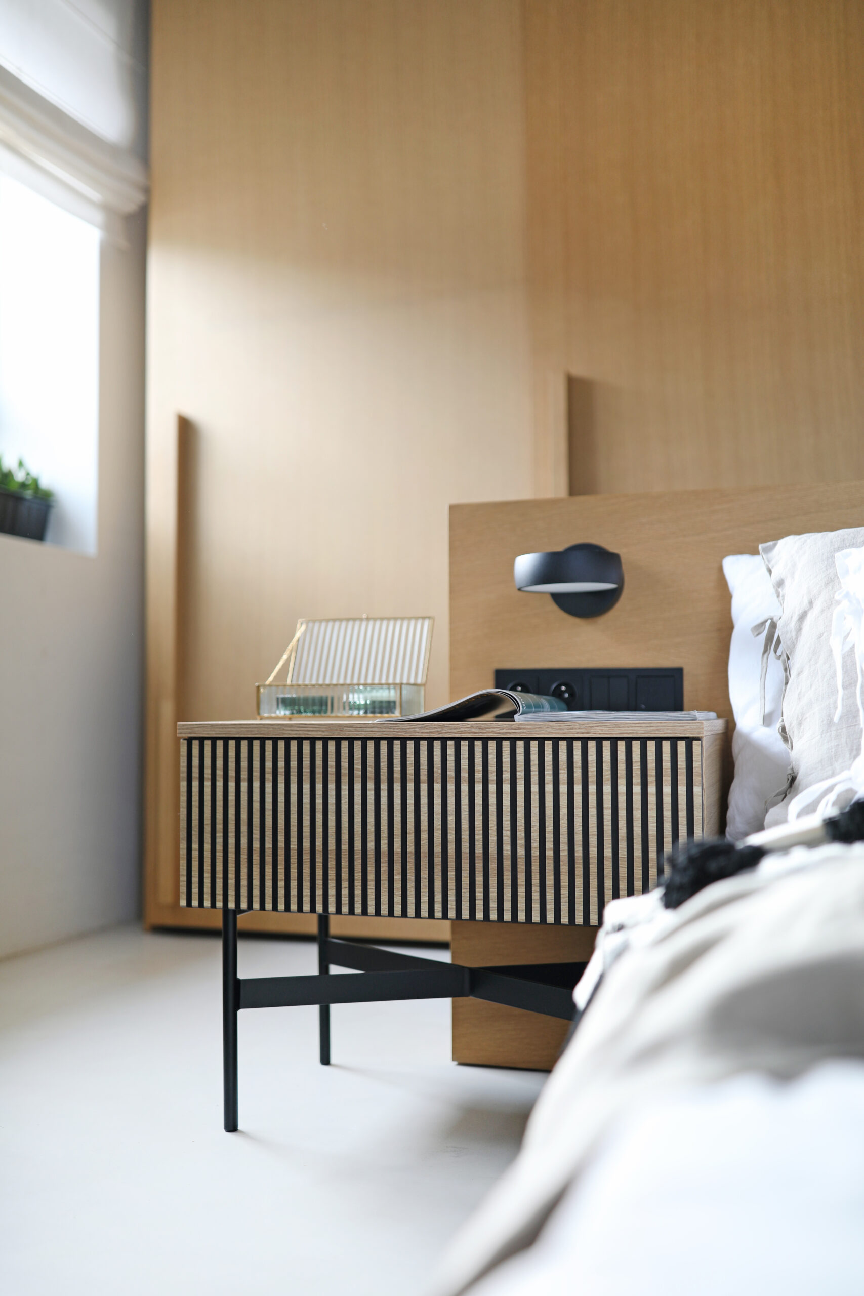 Wyprzedaż! Szafka nocna LINE, dostępna OD RĘKI