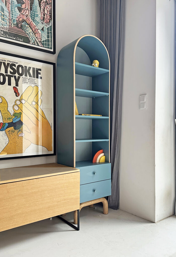 Niebieski półokrągły regał FLOW OD RĘKI